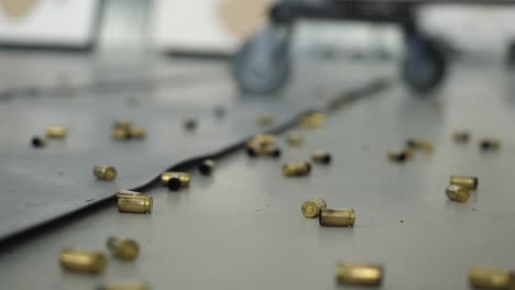 cartuchos de armas esparcidos en un campo de tiro