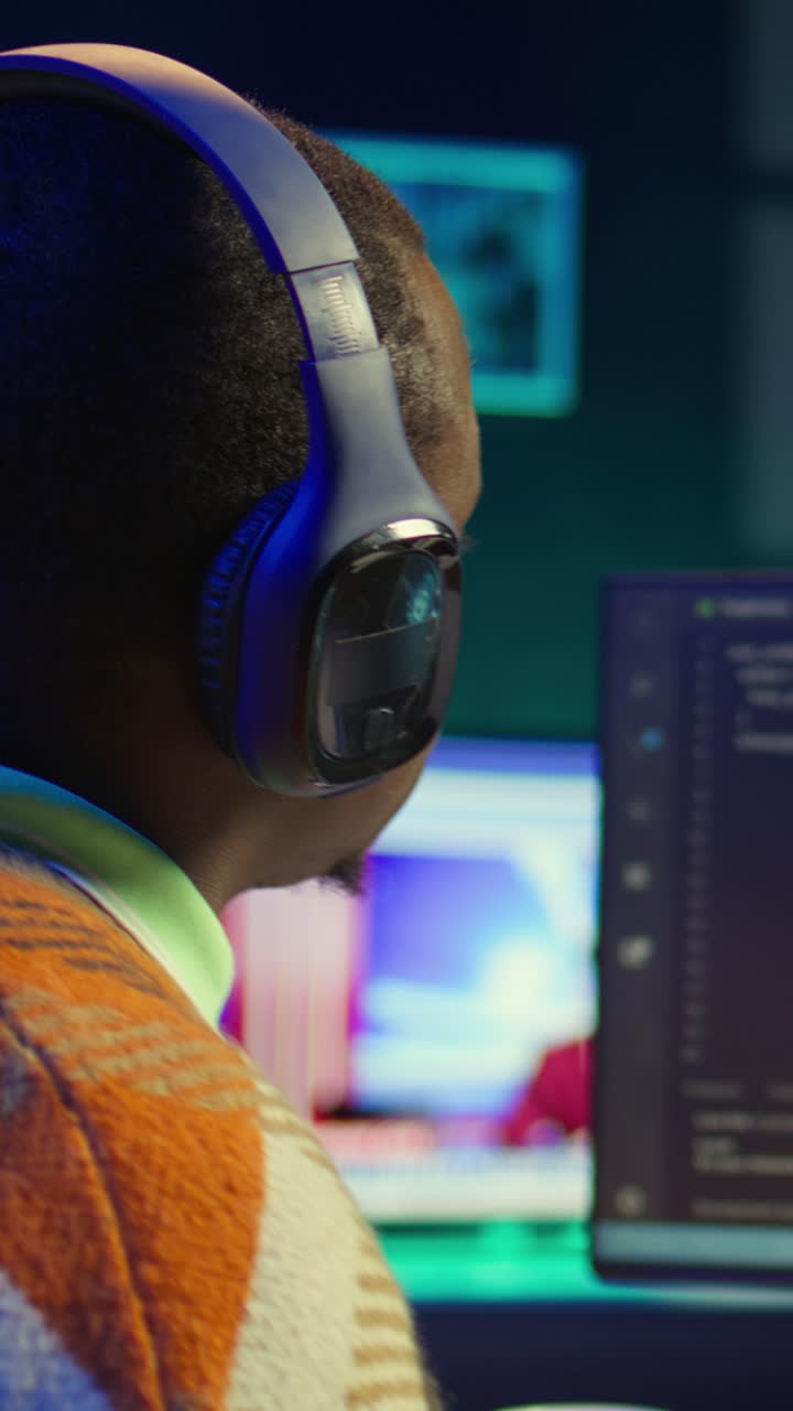 Vertikal video: Sort mandlig programmør administrerer kode og scripts i kunstig intelligens