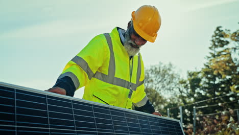 Senior-engineer-man,-solar-panel