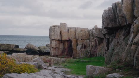 Vårhallarna-Rocas-Junto-Al-Mar-En-Simrishamn,-Al-Sur-De-Suecia---Plano-General-Estático