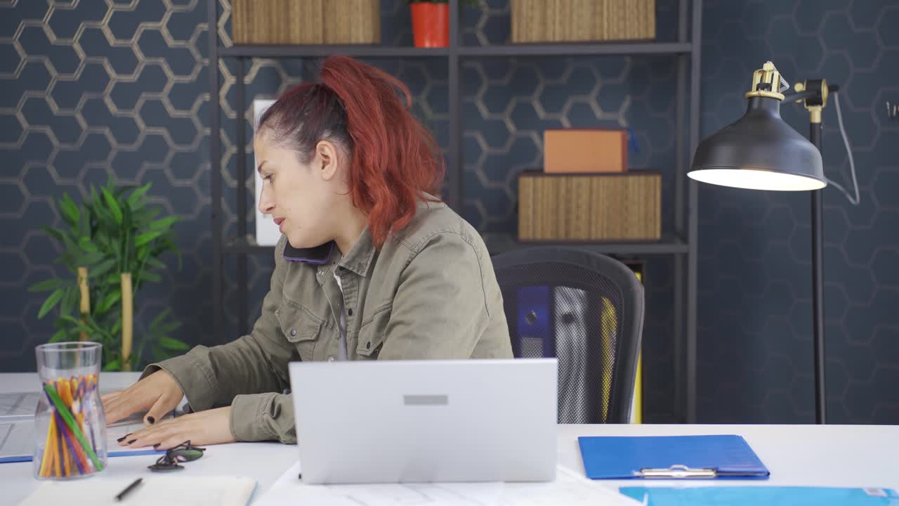 바쁜 사업가 여성이 열심히 일하고 있습니다.