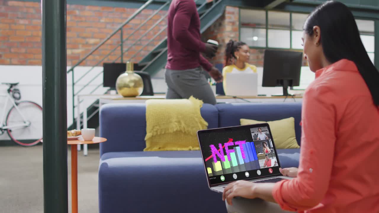 animación de una mujer biracial haciendo una videollamada en portátil con diversos compañeros de trabajo