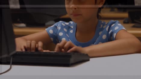 animación de una chica caucásica usando una computadora y sonriendo en la clase en la escuela