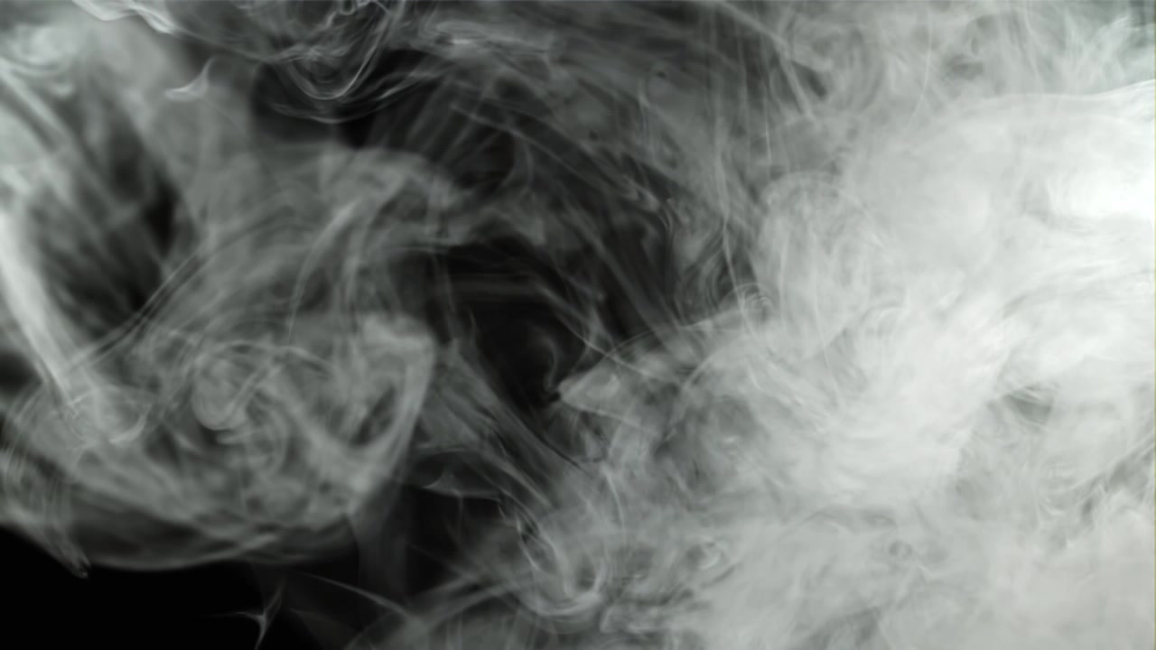 Fumo bianco denso che si espande e vortica su sfondo nero