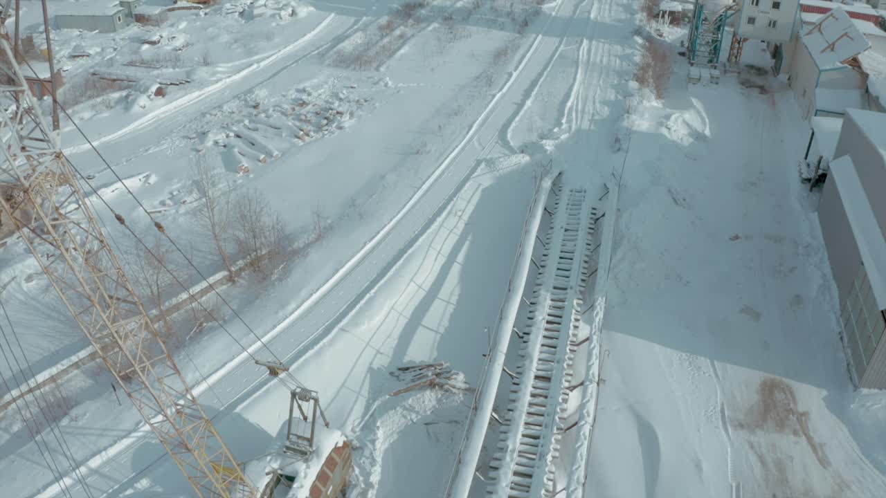 크레인과 컨베이어가 있는 눈 인 산업 시설