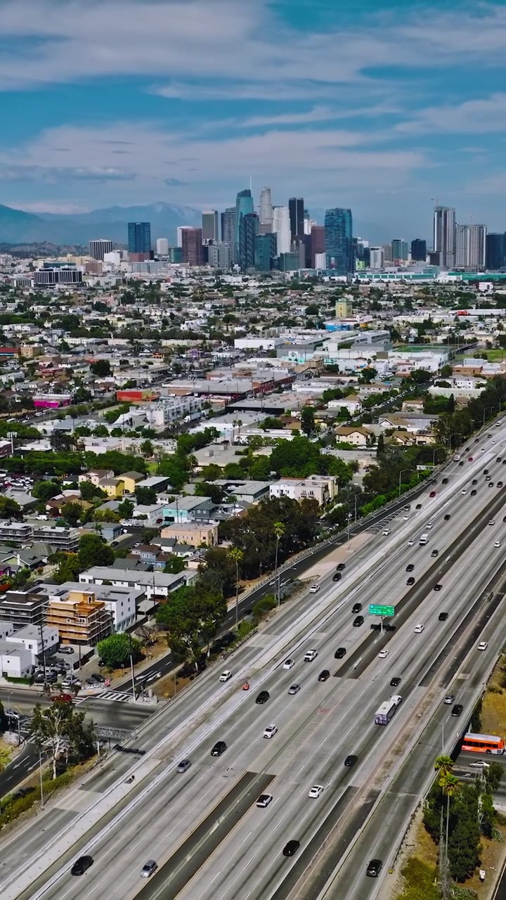 Autostrada di Los Angeles, auto e camion nel traffico stradale in autostrada