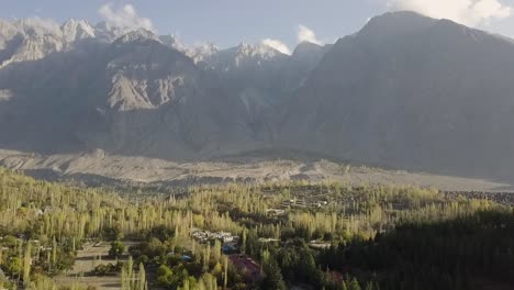 vista aérea sobre shangrila resort skardu junto al lago kachura inferior