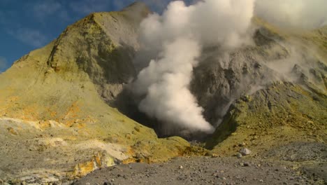 el vapor se eleva desde los respiraderos volcánicos en un cráter en la pequeña isla de nueva zelanda de whaakari 3