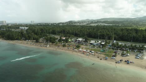 Luquillo-Puerto-Rico-Kiosko-De-Luquillo-Playa-Fortuna-Vuelo-Aéreo-Sobre-El-Atardecer-Día-Nublado-4k24