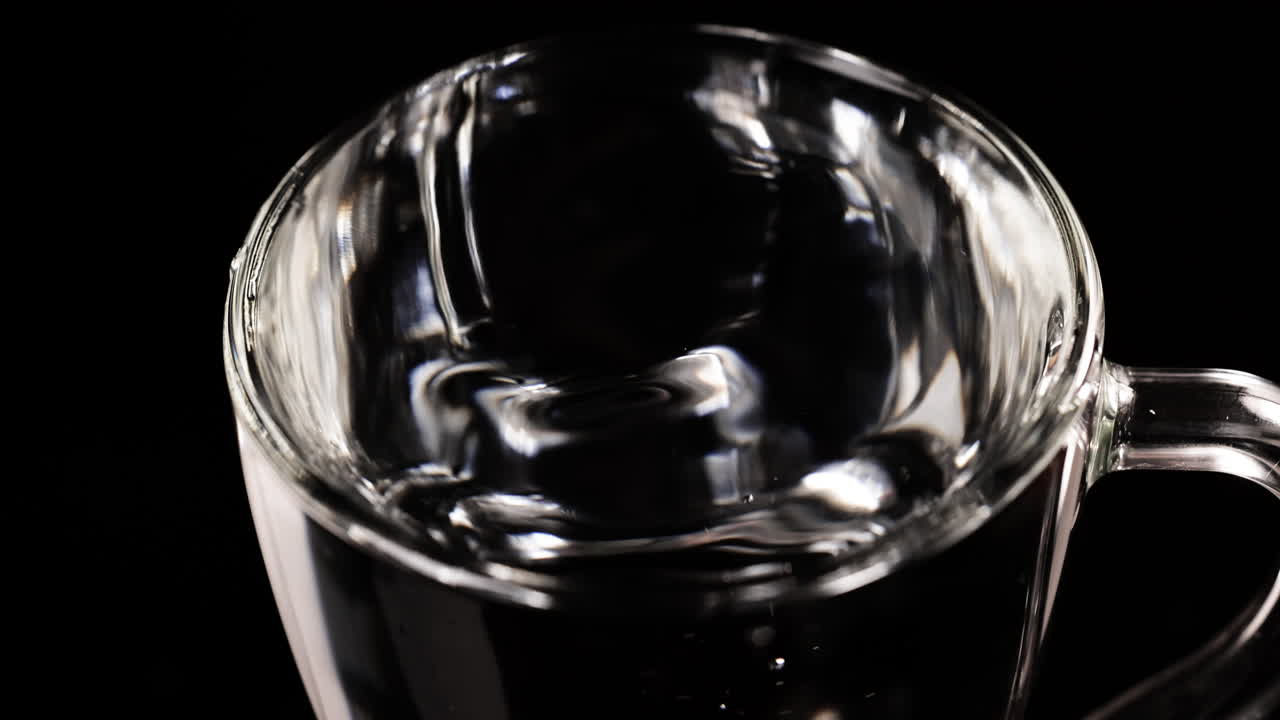 물 이 들어 있는 유리