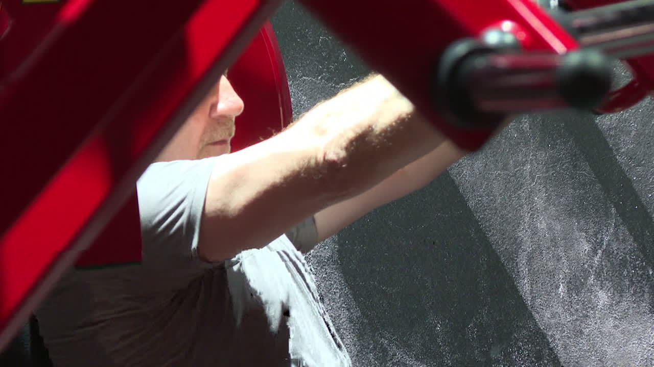 체육관 장비 를 사용 하는 남자