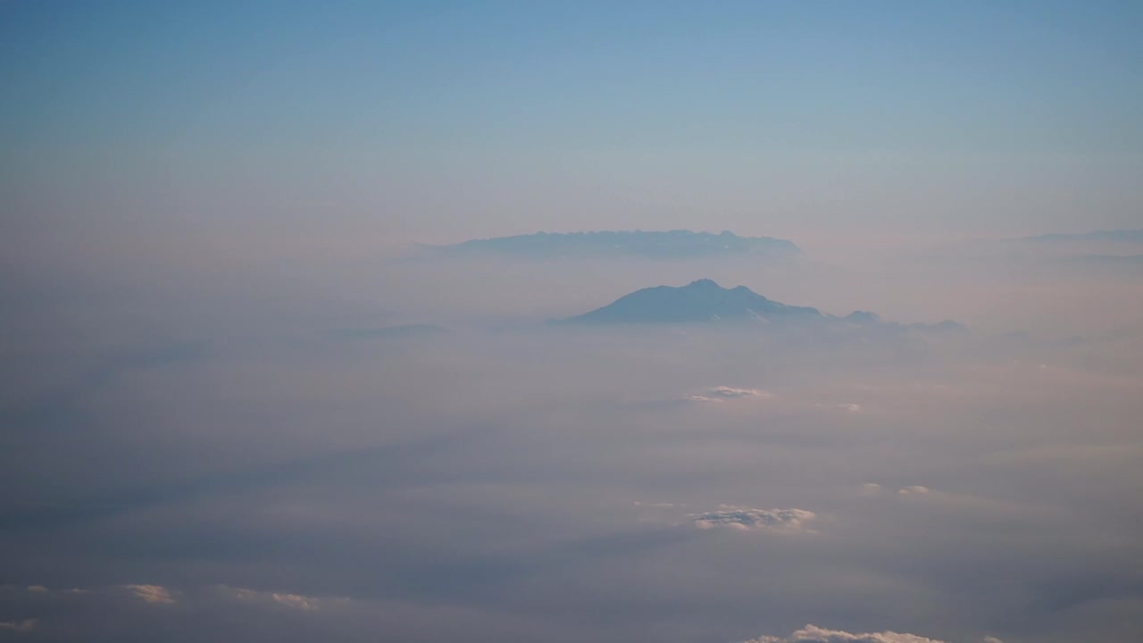 구름 위의 산의 정상