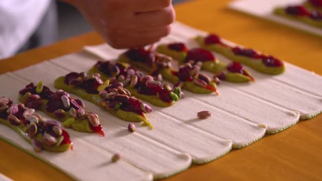 el pastelero francés agrega pistachos a los postres daneses.