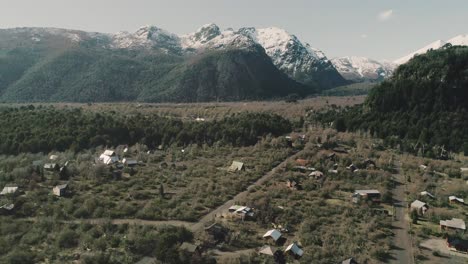 cámara lenta, imágenes de drones en 120 fps slog-2 en la ciudad montañosa de chillan en chile