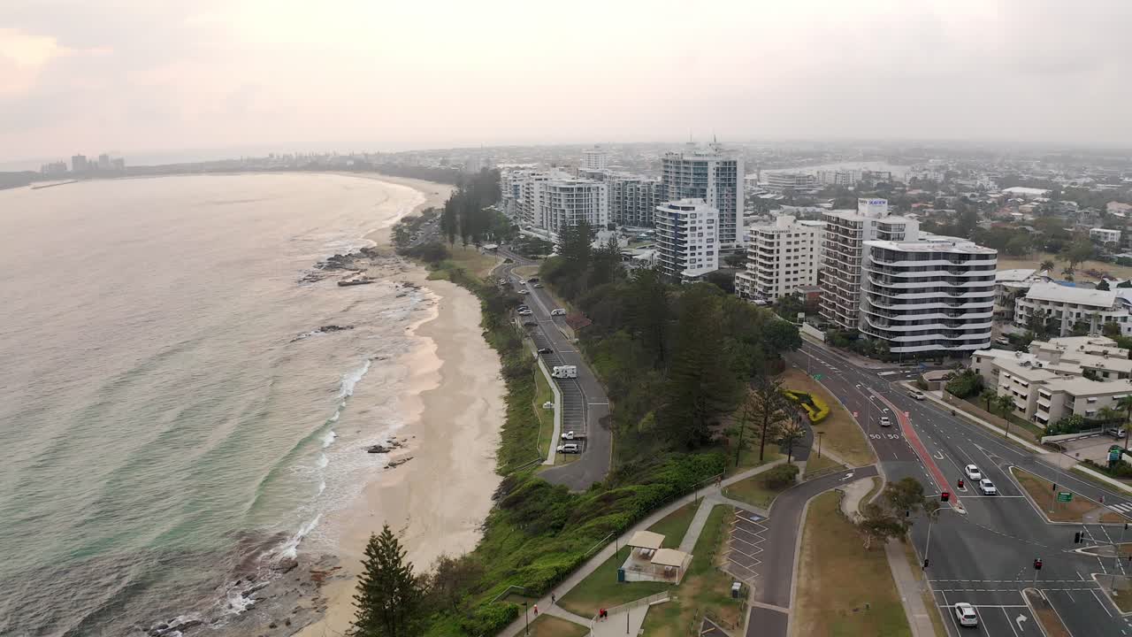panorama de la playa de mooloolaba con apartamentos frente al mar y carretera costera en la región de la costa del sol, queensland, australia