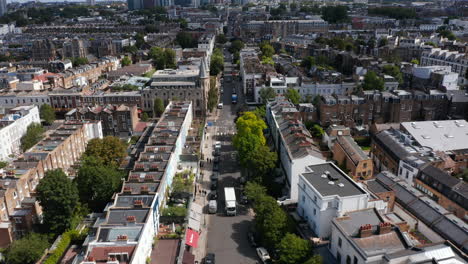 Vorwärts-Fliegen-über-Lange-Gerade-Straße.-Reihenhäuser-Entlang-Der-Straße-In-Der-Städtischen-Nachbarschaft.-Kippen-Sie-Die-Skyline-Mit-Wolkenkratzern-Nach-Oben.-London,-Vereinigtes-Königreich