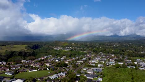 vista aérea cinematográfica del arco iris en el cielo nublado en kauai, hawai