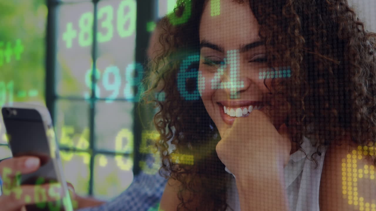 animación del procesamiento de datos financieros sobre una mujer biracial usando un teléfono inteligente