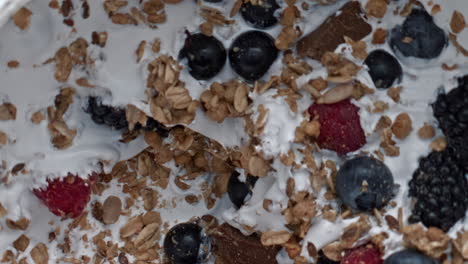 proceso de mezcla de yogur muesli vista superior. mezcla de leche de calcio de granola de cereales