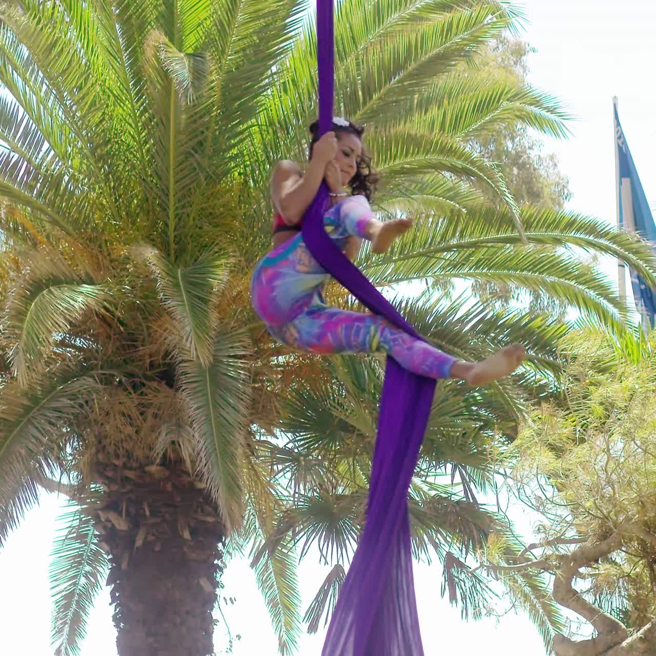 gimnasta flexible haciendo una rutina de baile acrobático