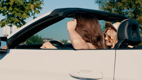 mujeres conduciendo un descapotable