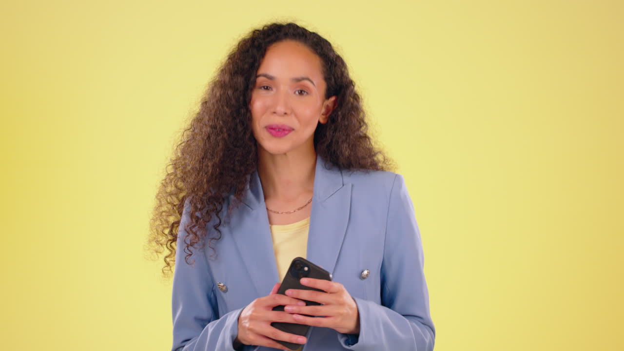 Gezicht, telefoon en blije vrouw in studio met mockup