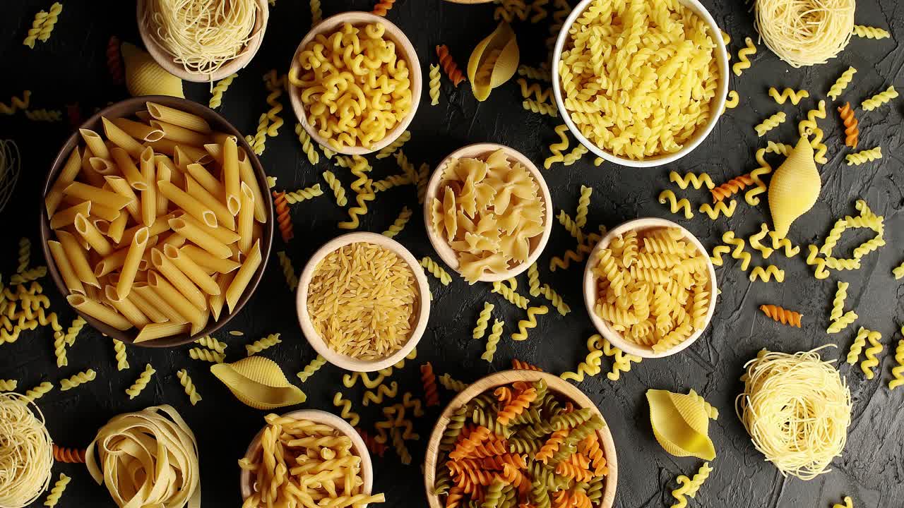 skåle med pasta og makaroner i sortiment