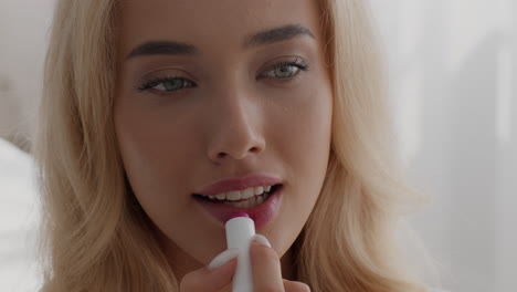 mujer aplicar bálsamo labial