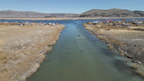 Vista-Aérea-De-Las-Islas-Flotantes-De-Los-Uros-En-El-Lago-Titicaca,-El-Lago-Navegable-Más-Alto-Del-Mundo,-En-La-Frontera-De-Perú,-Sudamérica