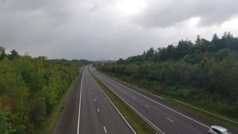 M4-autobahnautobahnkameraschwenk-über-Mehrere-Spuren-Mit-Mäßigem-Verkehr-4k