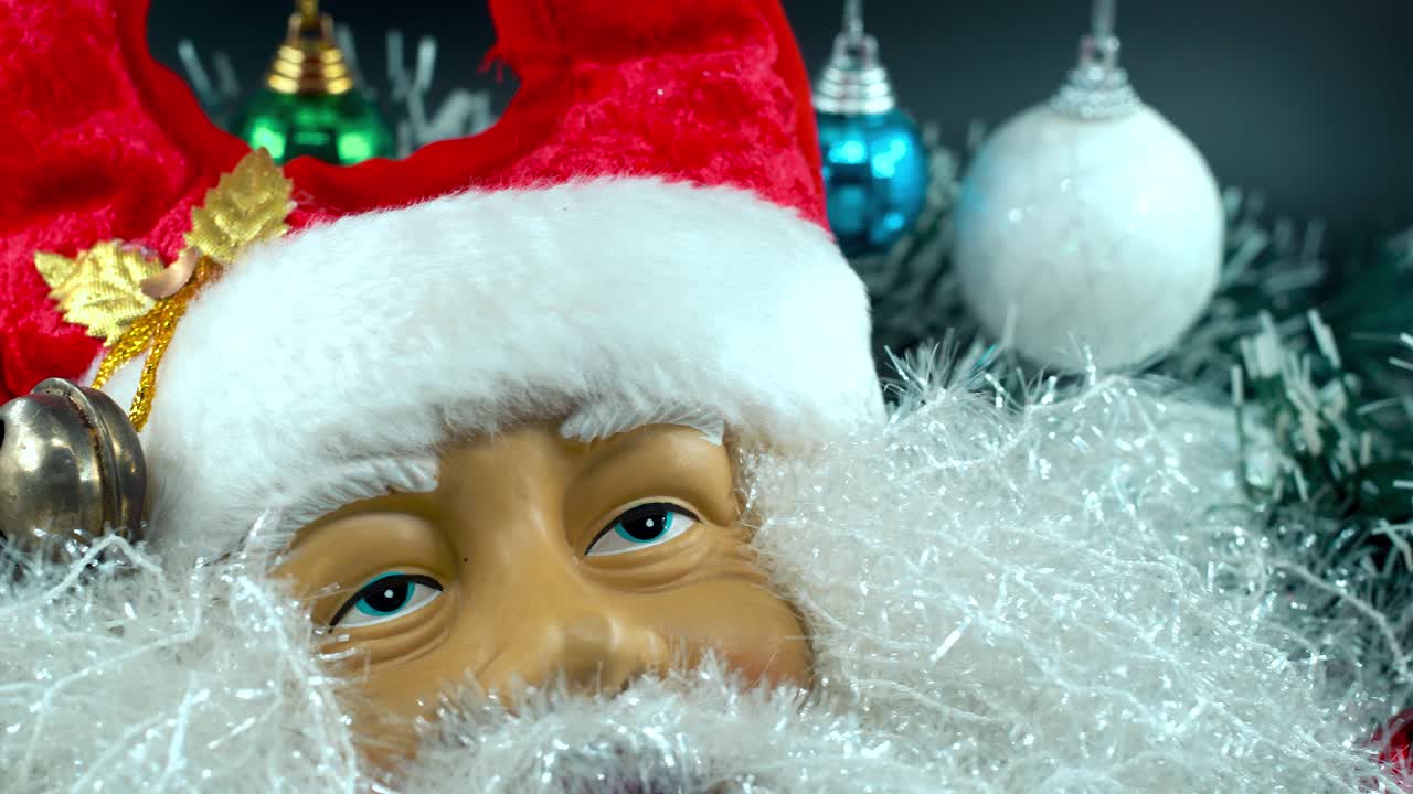 Detailní záběr zblízka s posunem doleva, hračka Santa Clause v červené čepici, vánoční dekorace, tradiční sváteční dárky, novoroční výzdoba, retro dárky, 4K video