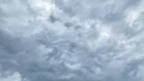 un lapso de tiempo de las nubes después de la tormenta