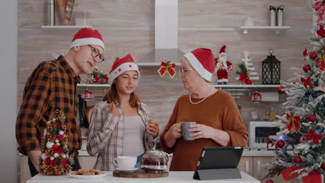 abuelos con la nieta saludando a amigos remotos durante una reunión de videoconferencia en línea