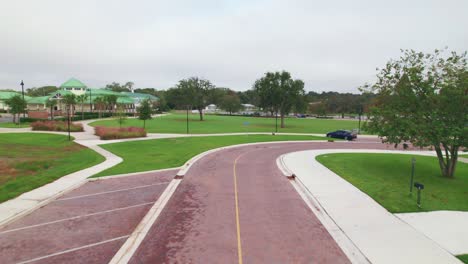 Luftüberführung-Der-Charmanten-Und-Malerischen-Stadt-Ocoee-Rathaus,-Backsteinstraßen-Und-Grünflächen-Und-Stark-Lake-In-Zentralflorida