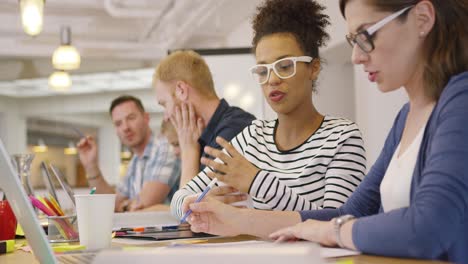 Employees-working-in-team-at-table