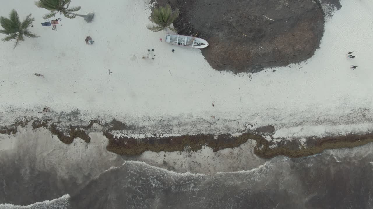 vacaciones en playa tulum, playa paradisíaca en tulum, mar tomado por algas sargazos 11