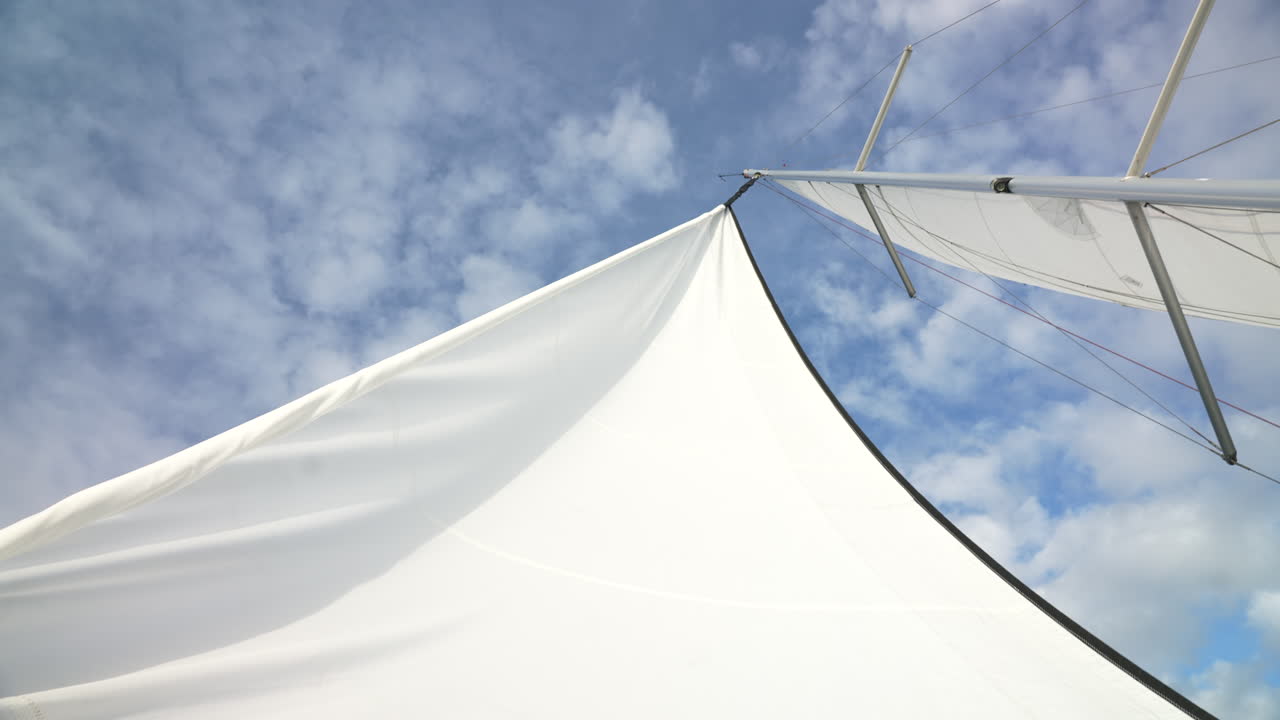 해질녘 레드우드 시티 정박지 근처의 샌프란시스코 베이에 있는 범선에서 보기