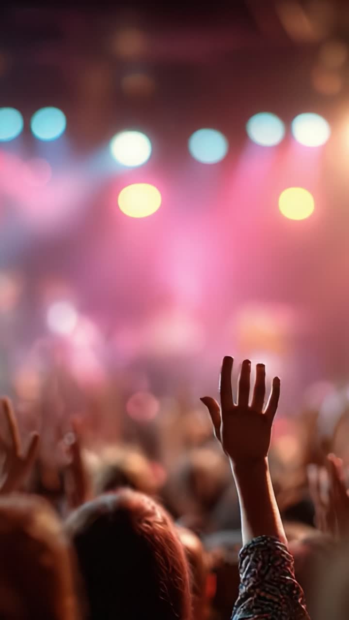 Una vivace scena di un concerto con un pubblico entusiasta che alza le mani, catturando l'energia e l'eccitazione di un'esibizione musicale dal vivo in un'atmosfera incantevole