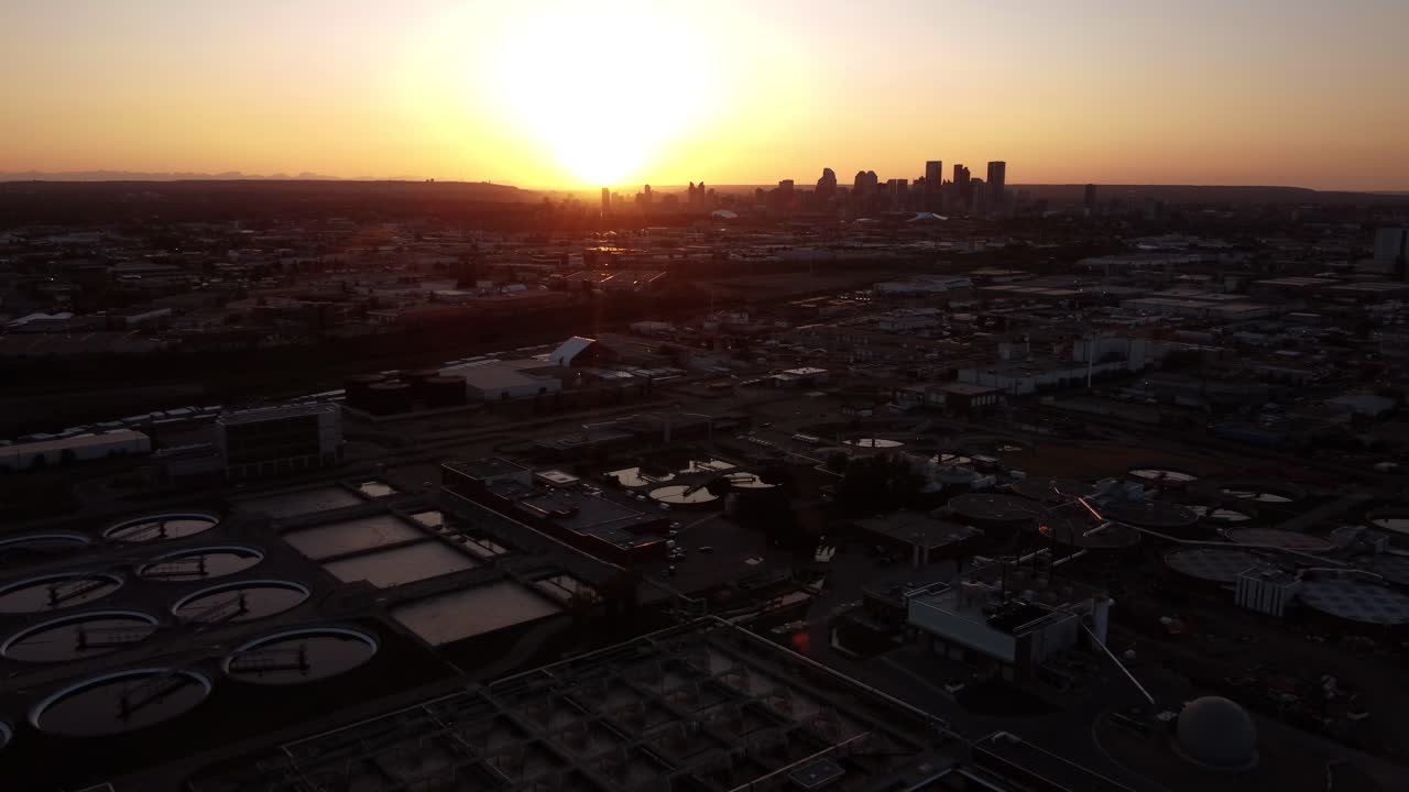 골든 아워 동안 캘거리 시내의 매혹적인 드론 영상