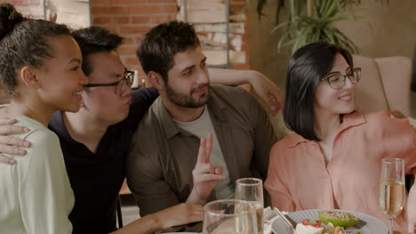 Mujer-Joven-Tomando-Una-Foto-De-Su-Agradable-Grupo-De-Amigos