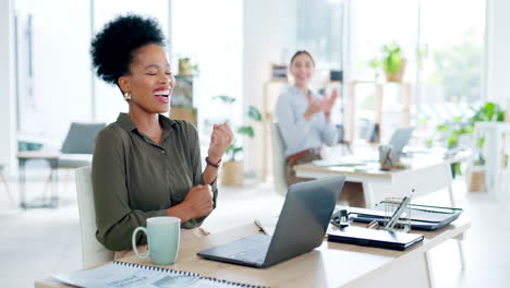 Computadora-Portátil,-Celebración-Y-Mujer-Negra-En-Los-Negocios