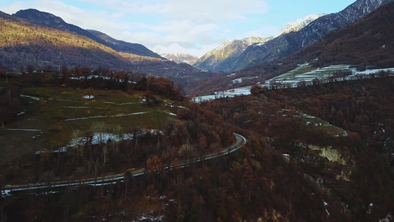 imágenes de un camino sinuoso a través de una región montañosa cerca de los alpes italianos