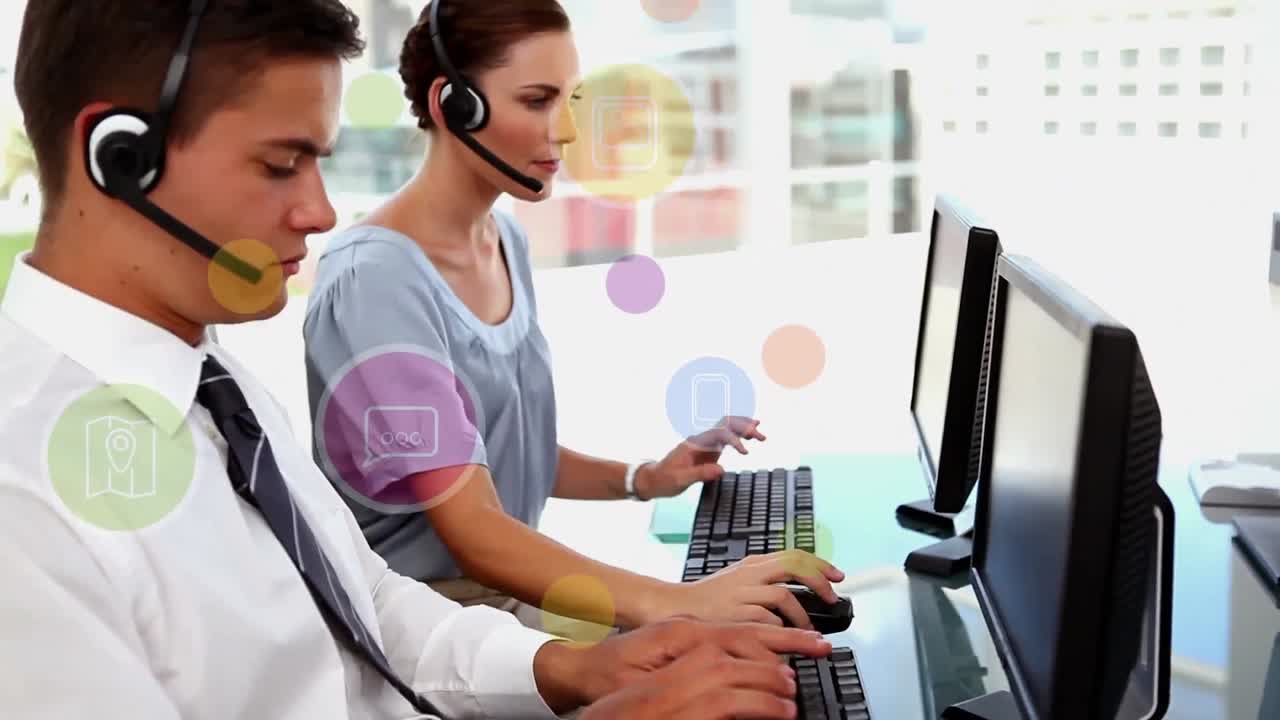 animación de la red de conexiones e iconos sobre personas que usan auriculares de teléfono