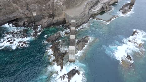 Vista-Superior-De-Piscinas-Naturales-Junto-Al-Océano-Con-Olas-Rompiendo-En-Rocas-En-Pescante-De-Hermigua,-La-Gomera