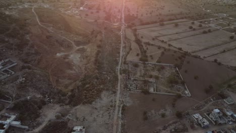 un tiro largo que muestra casas de una puesta de sol fresca en pachuca, méxico
