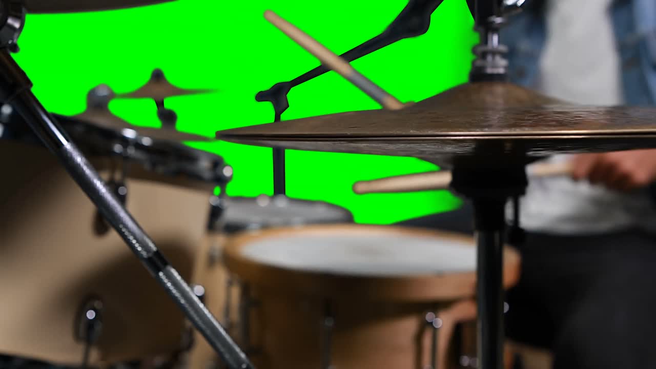 sección media del baterista tocando el tambor