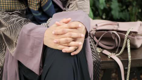 ,nachdenkliche-Muslimische-Frauen-Sitzen-Im-Park