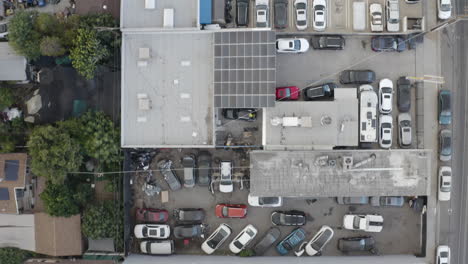 Toma-Aérea-De-Seguimiento-De-4k-De-Patios-De-Automóviles-En-El-Valle-De-San-Fernando,-California