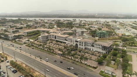 Luftaufnahme-Herauszoomen-Plaza-Lagos-Stadtzentrum-Guayaquil-Stadt-Ecuador