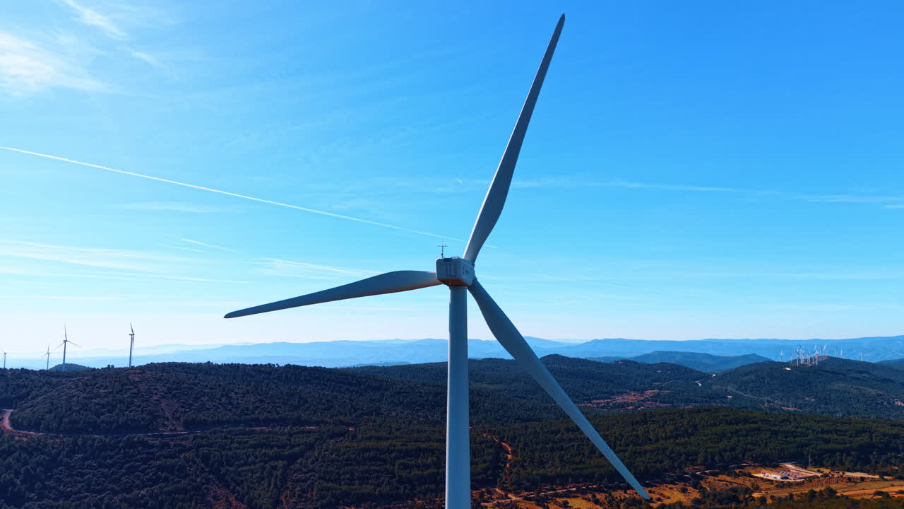 Alicante, Spagna, 8 agosto 2025: Primo piano della navicella e delle pale di una turbina eolica. Veduta aerea dettagliata del mozzo di una singola turbina eolica con montagne sullo sfondo, Spagna